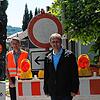 Norbert Bodmer (rechts) und Philipp Heck von der Firma Kabel-X an der Breitband-Baustelle in der Eschbacher Straße am Ortsende von Waldshut.
