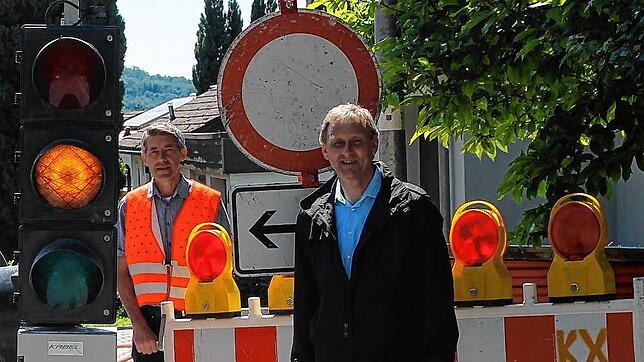 Norbert Bodmer (rechts) und Philipp Heck von der Firma Kabel-X an der Breitband-Baustelle in der Eschbacher Straße am Ortsende von Waldshut.