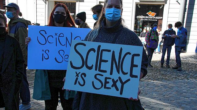 Diese zwei Damen tragen ihr Bekenntnis zur Wissenschaft vor sich her.