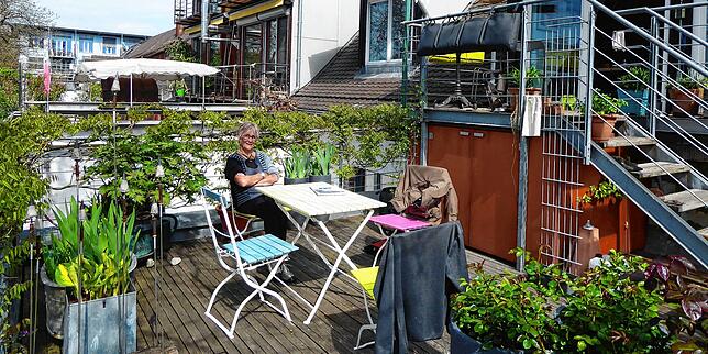 Roswitha Schweichel auf der großen Terrasse, unter der sich die Werkstatt eines Möbeldesigners befindet.