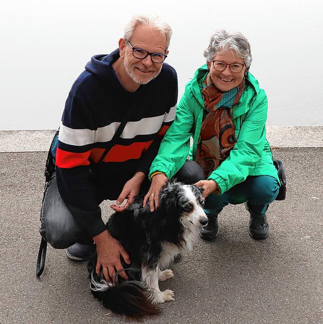 Inge Frech und Heinz-Peter Frech und der Australian Shepherd Anna bei einem Spaziergang entlang der Seestraße.