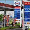Links die Preise am Dienstagvormittag, rechts die Preise am 24 Stunden später am Mittwoch. Der Dieselpreis an der Esso-Tankstelle in ...