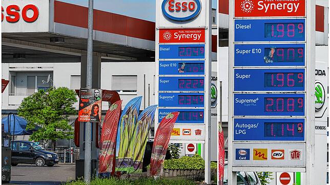 Links die Preise am Dienstagvormittag, rechts die Preise am 24 Stunden später am Mittwoch. Der Dieselpreis an der Esso-Tankstelle in ...
