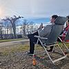 Zwei Urlaubsgäste genießen Limonade und Sonnenlicht auf dem Campingplatz Schloß Kirchberg in Immenstaad.