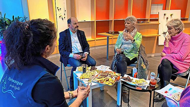 Bei Plätzchen und Glühwein tauschen sich die Pop-up-Store-Betreiber aus dem Jahr 2024 gemeinsam mit Bürgermeister Josef Herdner über die ...