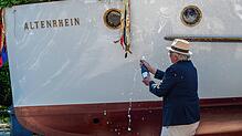 Oswald Freivogel, Präsident des Württembergischen Yacht-Clubs, tauft die „Altenrhein“.