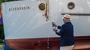 Oswald Freivogel, Präsident des Württembergischen Yacht-Clubs, tauft die „Altenrhein“.