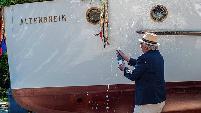 Oswald Freivogel, Präsident des Württembergischen Yacht-Clubs, tauft die „Altenrhein“.