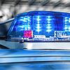Ein Polizeiauto mit eingeschaltetem Blaulicht (Symbolbild). In Berikon im Kanton Aargau ist eine 15-Jährige Opfer eines Tötungsdelikts ...