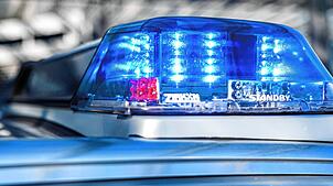 Ein Polizeiauto mit eingeschaltetem Blaulicht (Symbolbild). In Berikon im Kanton Aargau ist eine 15-Jährige Opfer eines Tötungsdelikts ...