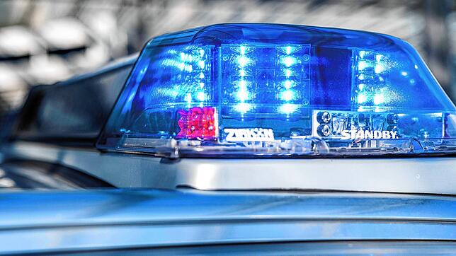 Ein Polizeiauto mit eingeschaltetem Blaulicht (Symbolbild). In Berikon im Kanton Aargau ist eine 15-Jährige Opfer eines Tötungsdelikts ...