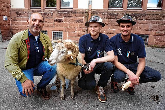 Gruppenbild mit Bock: Der stolze Bockgötti Markus Berst (von links) mit Chilbibock Markus der Unterstützer und den Junggesellen Jonathan ...