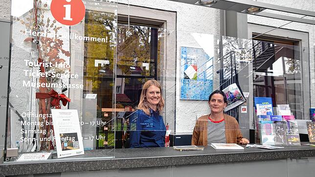 Auch bei der Tourist-Information in Villlingen spüren die Mitarbeiterinnnen Johanna Wössner (links) und Claudia Dinser, dass weniger ...