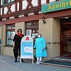 Sie setzen alles daran, gemeinsam mit ihren Kunden gut durch die Corona-Zeit zu kommen: (von links) Apothekerin Susanne Donate, PTA ...
