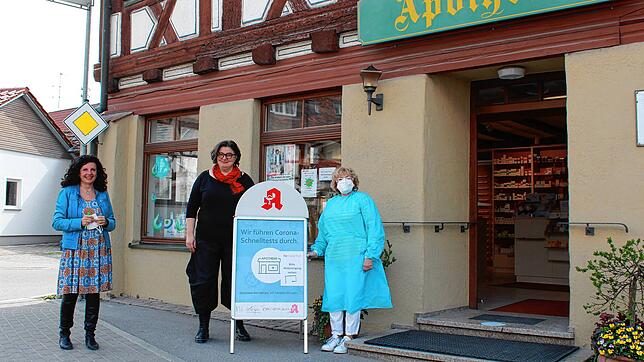 Sie setzen alles daran, gemeinsam mit ihren Kunden gut durch die Corona-Zeit zu kommen: (von links) Apothekerin Susanne Donate, PTA ...