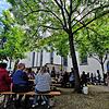 Beim solidarischen Mittagstisch neben der Kirche im Stadtzentrum war der Andrang groß. Kein Wunder: Biergarten-Stimmung und günstiges ...