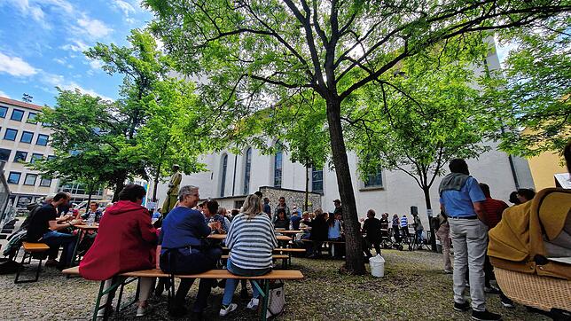 Beim solidarischen Mittagstisch neben der Kirche im Stadtzentrum war der Andrang groß. Kein Wunder: Biergarten-Stimmung und günstiges ...
