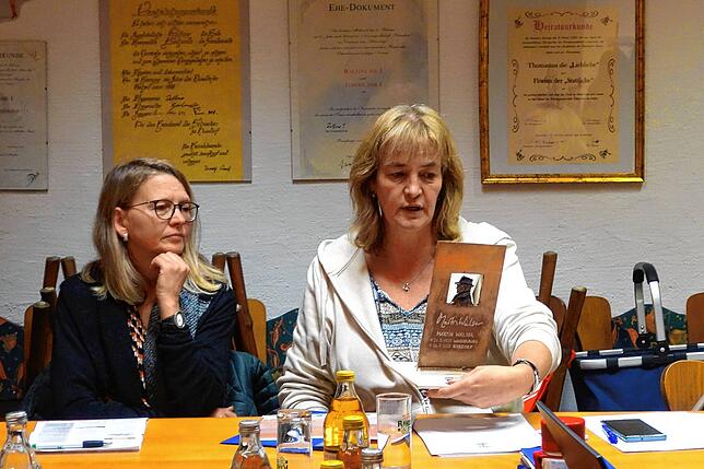 Anja Kretz (rechts) stellt in der Ortschaftsratssitzung die Entwürfe von Bildhauerin Daniela Einsdorf vor. Neben ihr begutachtet Angela ...