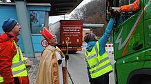 von links: Markus Sonnenschein, Dekan Matthias Zimmermann (Nikolaus), Heike Gotzmann (Betriebs- und Fernfahrer-Seelsorgerin). Bild: T. Lange