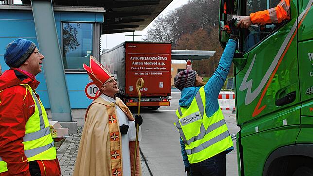 von links: Markus Sonnenschein, Dekan Matthias Zimmermann (Nikolaus), Heike Gotzmann (Betriebs- und Fernfahrer-Seelsorgerin). Bild: T. Lange