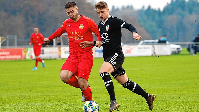 Yannic Schädler (rechts, hier gegen Denis Mila vom CFE Independiente Singen) wechselt vom SV Mühlhausen aus der Bezirksliga zum FC ...