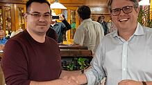 Der Vorsitzende des CDU-Ortsverbands, Felix Kohler (links), gratuliert Bürgermeister Tobias Benz zum einstimmigen Votum der CDU-Mitglieder.