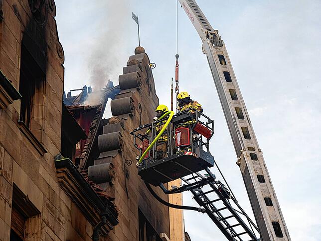Bild 19: Die dritte Nacht des Konstanzer Großbrands: Immer wieder muss die Feuerwehr ran