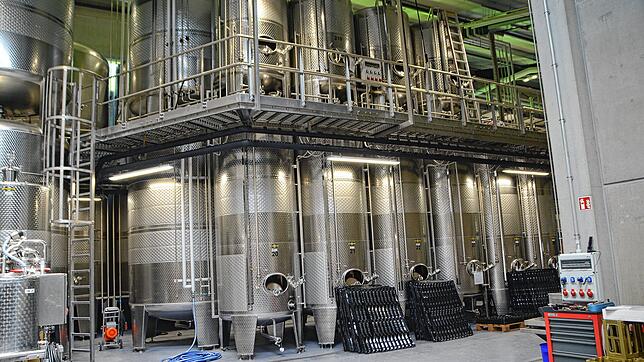 Die vielen im neuen Keltereigebäude befindlichen Edelstahltanks in unterschiedlichen Größen sind einzeln steuerbar. Foto: Lorna Komm