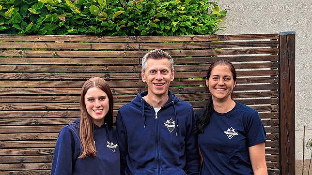 Mara Kübler (Trainer B), Matthias Kübler (Vorsitzender des SSC) und Tamara Schneider (neue Schriftführerin), von links. Foto: Rotraud ...