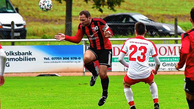 Routinier wendet das Blatt: Pascale Moog spielte seine ganze Routine aus, traf zum 2:3-Anschluss für den SV Jestetten beim TuS ...