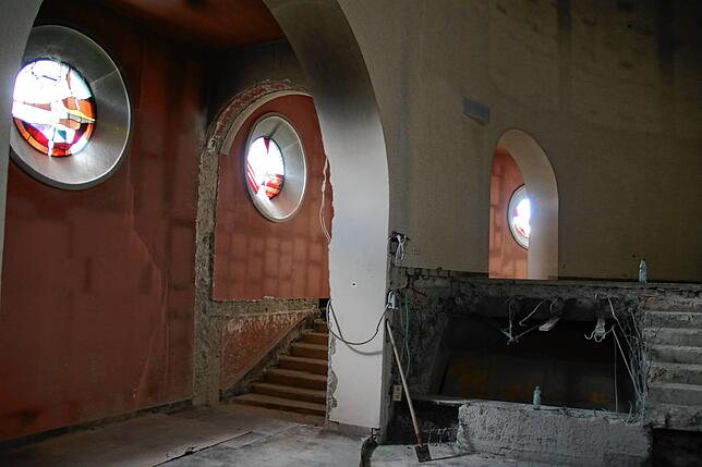 Dort, wo früher eine Marienstatue stand, wurde die Wand abgerissen, sodass dahinter eine Kapelle entstehen kann.