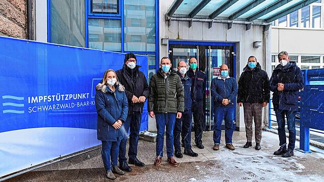 Freuen sich auf den Start des Impfstützpunktes in St. Georgen (von links): Managerin Anne Derday, Bürgermeister Michael Rieger, Landrat ...