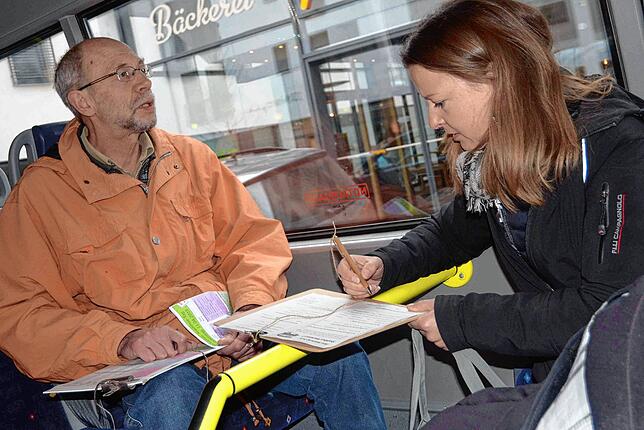 Ähnlich wie auf diesem Foto vom Stadtbus-Test der Umweltgruppe im April 2019 sollen eventuell Schüler in die Befragung der Stadtgäste ...