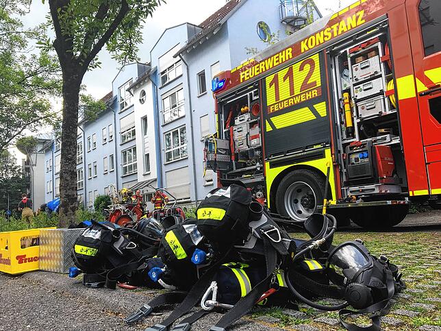 Bei den Löscharbeiten trugen die Einsatzkräfte Atemschutzmasken.