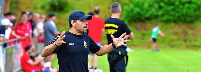 Darf nicht wahr sein: Ömür Cakar, der neue Trainer des SV Nöggenschwiel, ärgert sich über das späte 2:3 im Finale gegen die SG ...