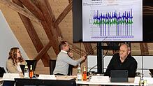 Hauptamtsleiter Sebastian Duffner (Bildmitte) erläutert in der Sitzung des Gemeinderates die Auswertung der Geschwindigkeitsmessung am ...