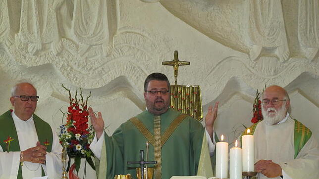 Pfarrer Hans Locher (links) zelebriert zusammen mit Dekan Christoph Neubrand (Mitte) und Pfarrer Edwin Müller den Festgottesdienst in ...