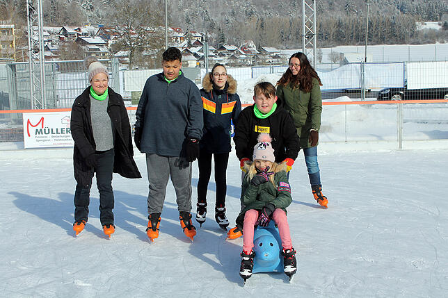 Schüler der Weiherdammschule auf der Eisbahn mit Lehrerin Ulrike Lohrer (links) und der französischen Lehrerin Cloe Bottraud (rechts).