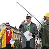 Bei der Machtübernahme gehen die Narren Mark Lengsfeld (rechts) und Friedhelm Friker mit Bürgermeister Markus Keller angeln. Bild: ...
