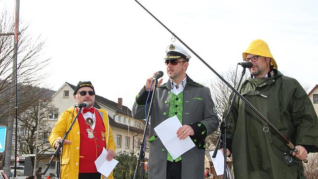 Bei der Machtübernahme gehen die Narren Mark Lengsfeld (rechts) und Friedhelm Friker mit Bürgermeister Markus Keller angeln.