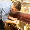 Müllermeister Daniel Blattert kontrolliert die Mehlqualität.