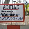 Ein Schild am Grenzzaun, der Kreuzlingen und Konstanz voneinander trennt, spielt auf die einstige innerdeutsche Grenze an.