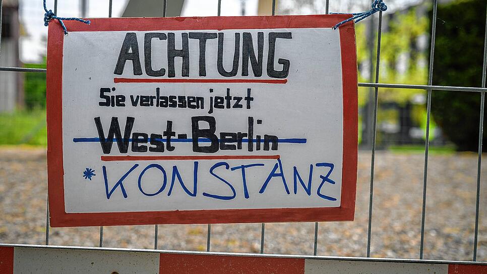 Ein Schild am Grenzzaun, der Kreuzlingen und Konstanz voneinander trennt, spielt auf die einstige innerdeutsche Grenze an.
