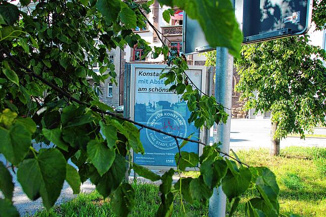 Kaum zu sehen: Der Hinweis auf die Abstandsregeln in Konstanz.