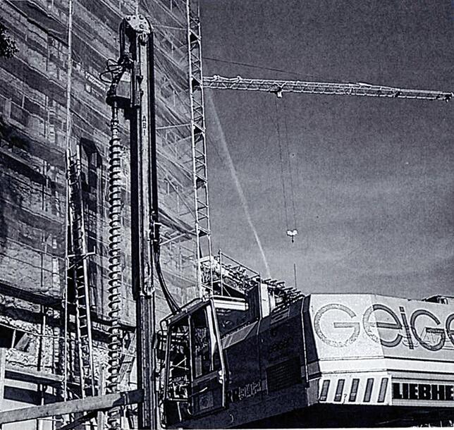 1983: Bohrarbeiten für den „Berliner Verbau“. Links im Hintergrund der eingerüstete Turm des Bischofsschlosses.