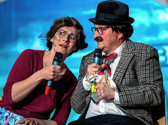 Dorle Dach (Isolde Lotzer) und Dieter Decker (Peter Lotzer) mit dem „dätschte Daume“ beim Doktor.