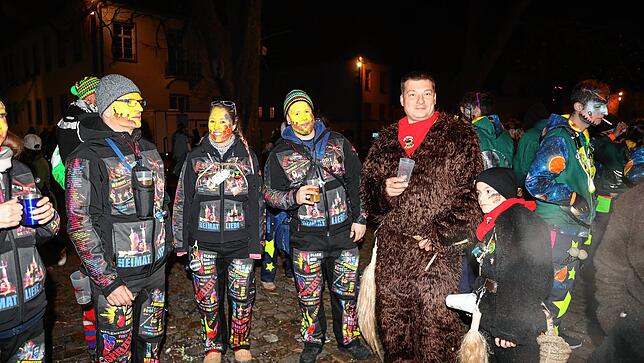Bild 10: Schmotziger Dunschtig: So bunt ist das närrische Treiben in der Altstadt