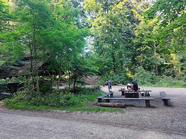 Zwei Grillstellen gibt es auf dem Platz am Eulenbach: Eine unter dem Häuschen links sowie eine unter freiem Himmel. Bänke und auch ...