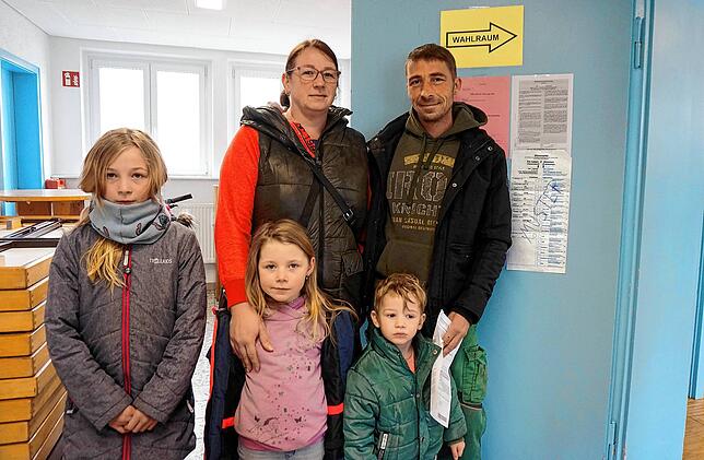 Dank Narrentreffen ein kurzer Weg: Die Familie Strittmatter ist aus Bierbronnen und steht am Eingang zum Wahllokal in der alten Schule ...