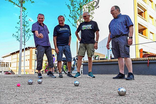 Yeah! Peter Stricker (von links) triumphiert. In dieser Runde hat er den Punkt gemacht, seine Kugle liegt am dichtesten an der ...